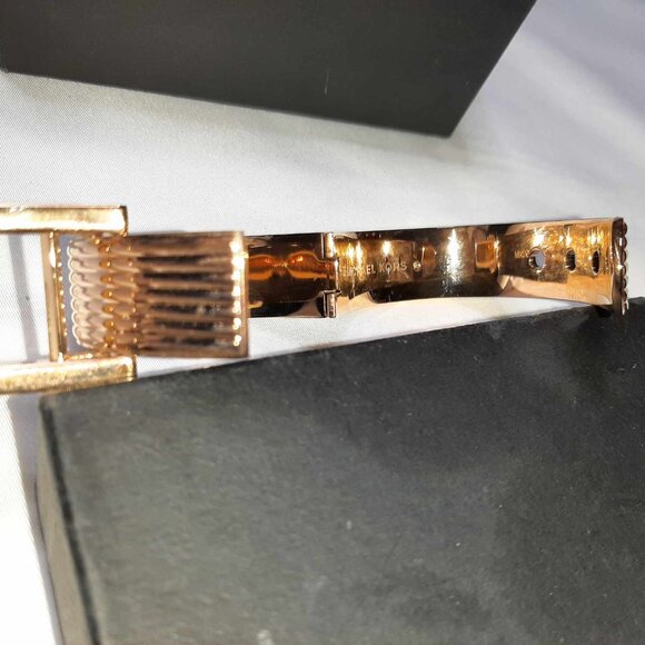 Michael Kors bracelet in a belt design. - Picture 3 of 6